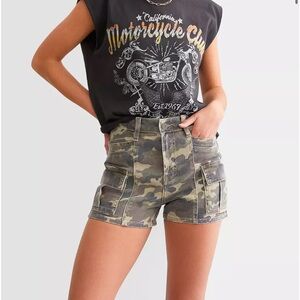 Hidden Finn Stretch Cargo Shorts NWT Size Medium Camo